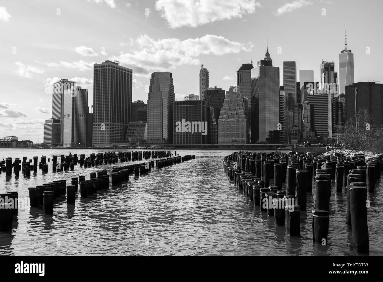 NEW YORK DOCK OLD SKYLINE MANHATTAN BLACK AND WHITE Stock Photo