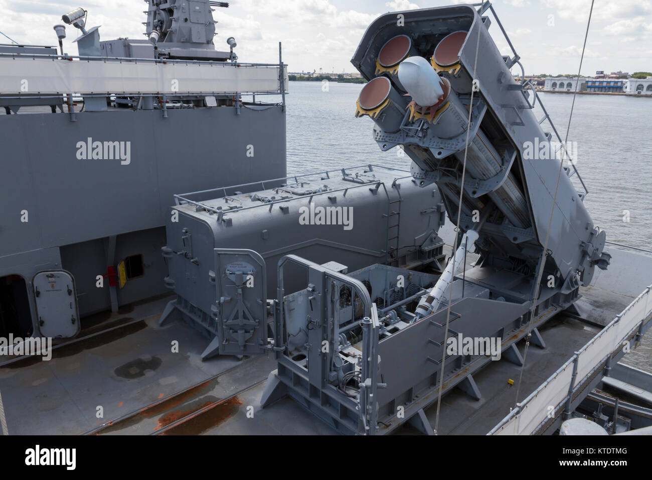 tomahawk-cruise-missile-system-armored-box-launchers-on-the-uss-new-KTDTMG.jpg