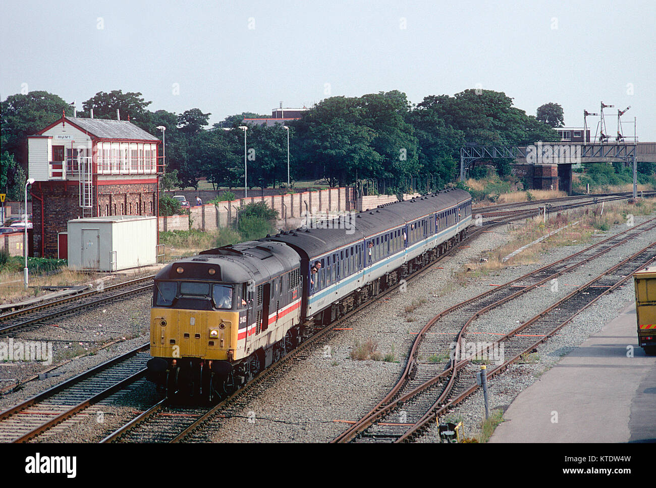 A class 31 diesel locomotive number 31405 rolls past Rhyl No. 1 box with a Regional Railways service at Rhyl. 19th August 1995. Stock Photo