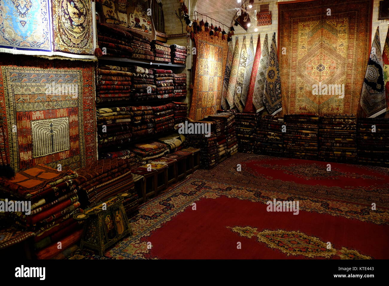 Shop of handwoven persian carpets from Isfahan, Iran Stock Photo Alamy