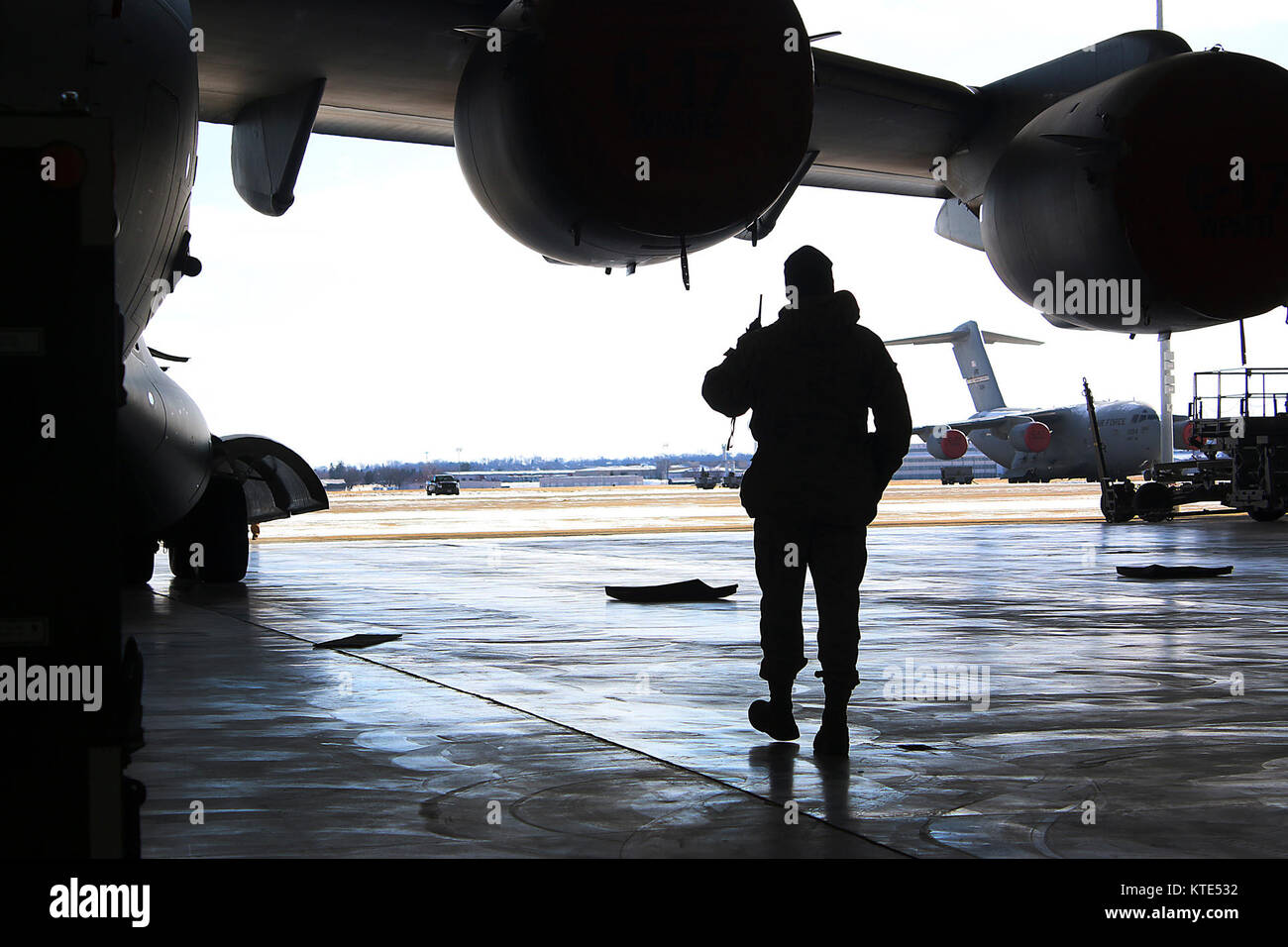 445th Operations Group 445th aircraft maintenance squadron hi-res stock photography and images ...