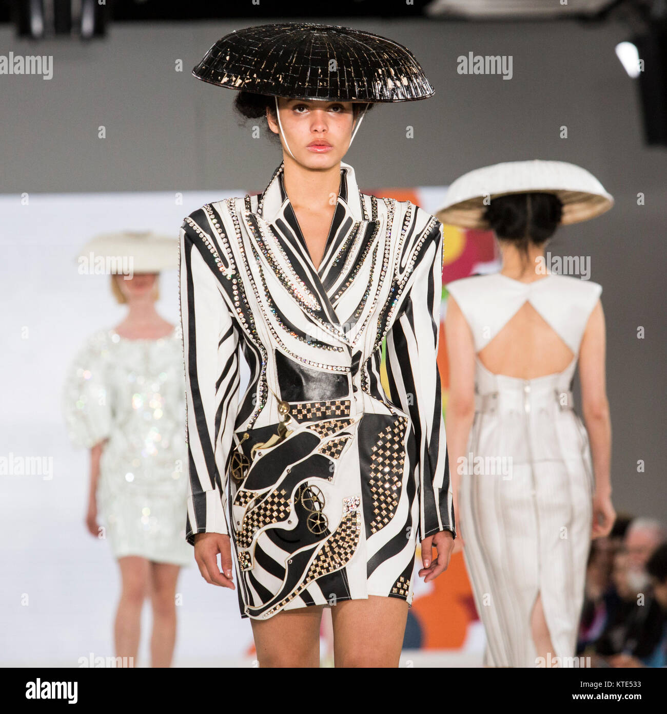 Fashion shows hi-res stock photography and images - Alamy