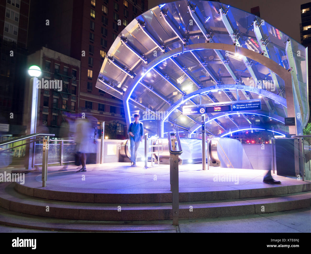 Manhattan q subway train station Stock Photo Alamy