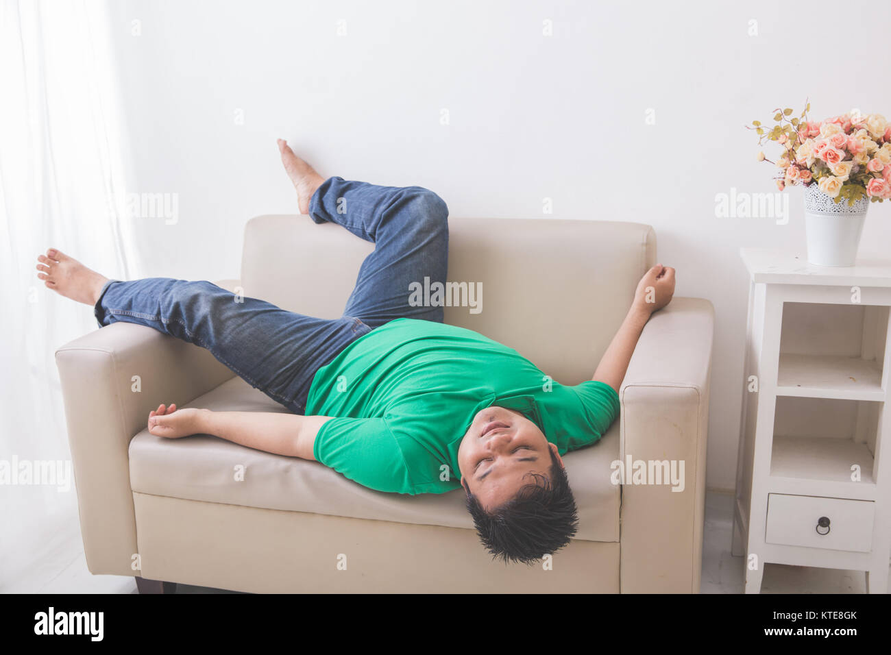 Лежит на диване. Мужчина уснул на диване. Человек который лежит на диване. Лежа на диване. Человек сидит на диване.