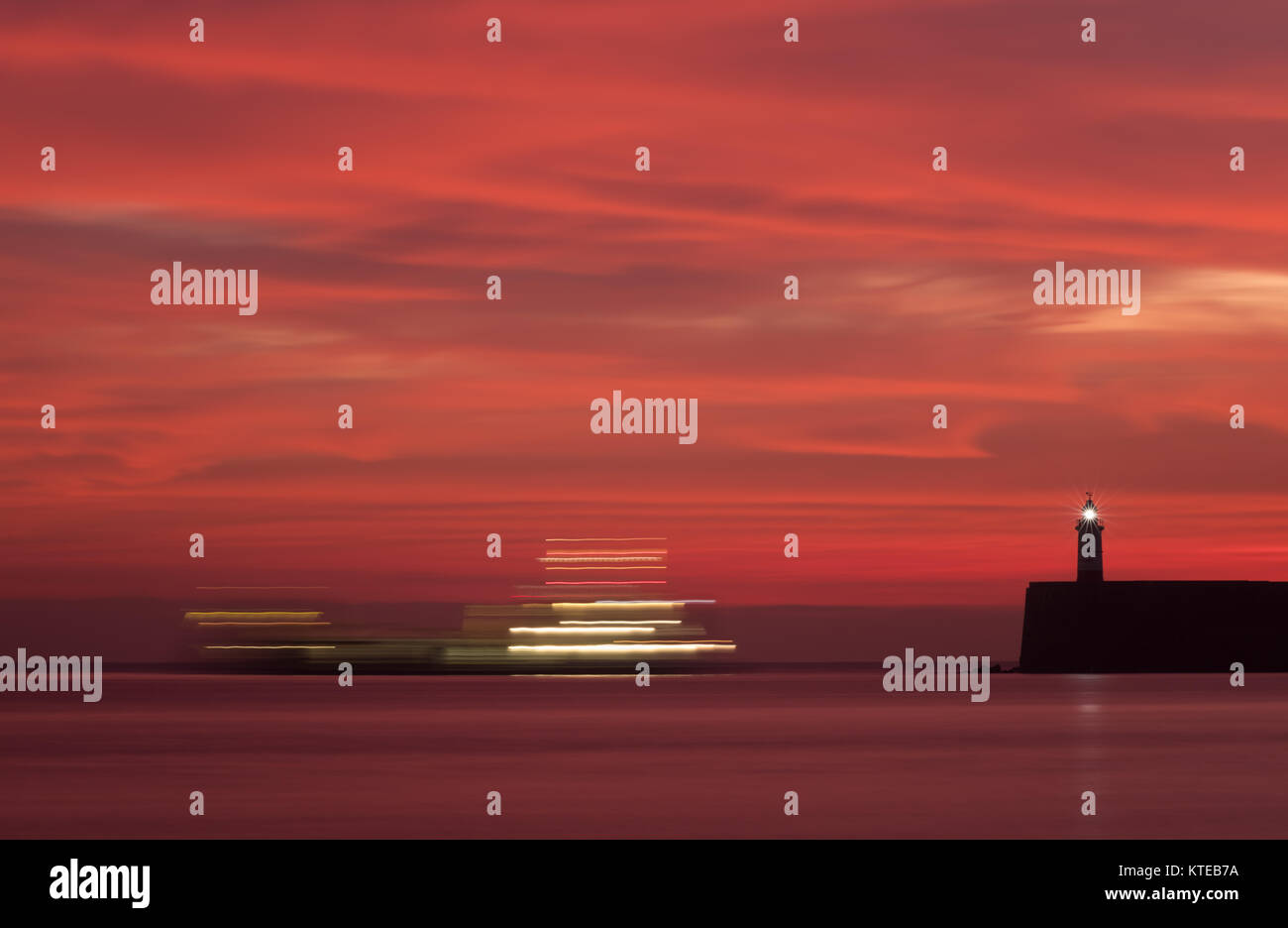 Sea bright sunset boat hi-res stock photography and images - Alamy