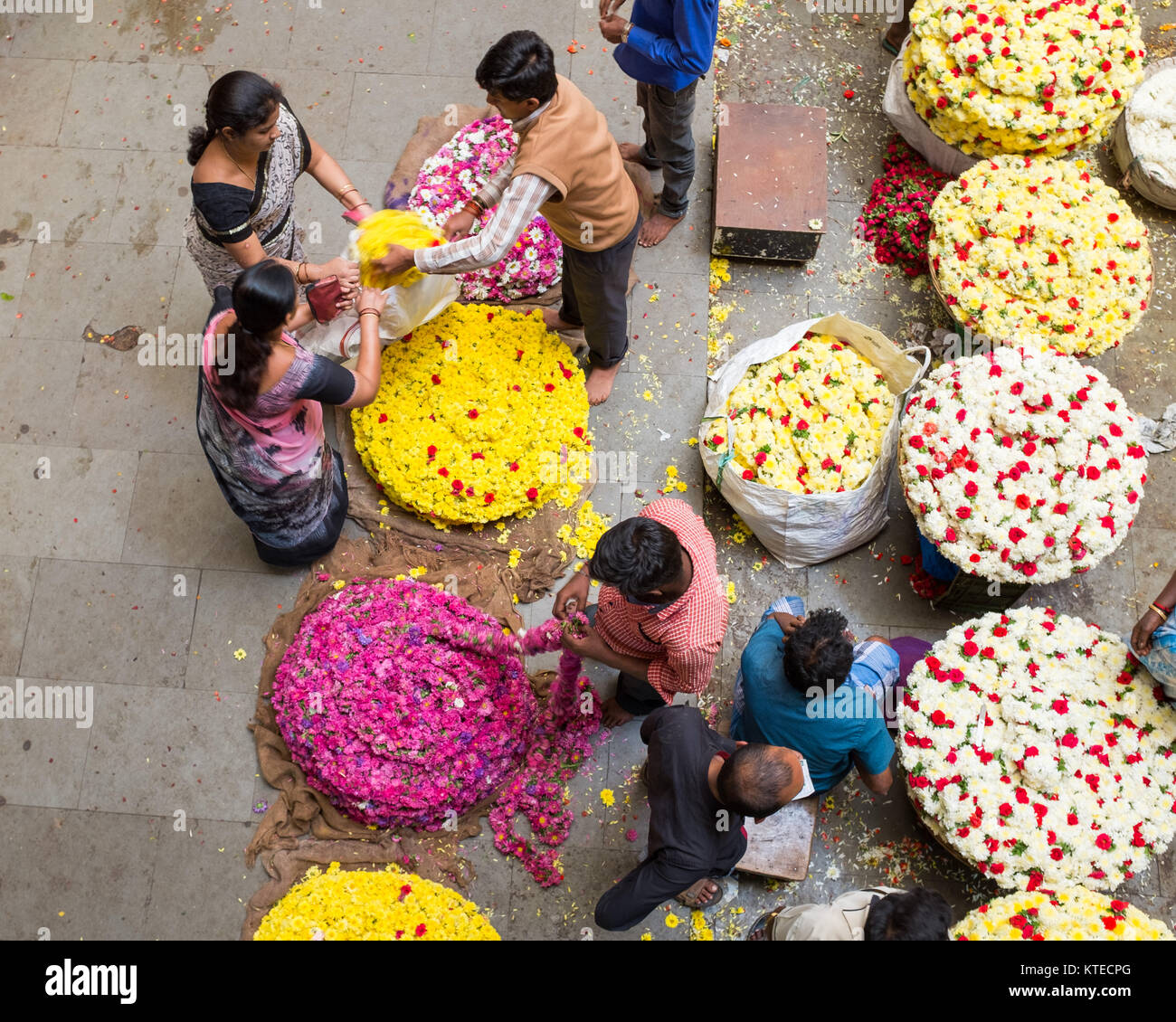 Market vendors selling flowers and garlands at Sri Krishna Rajendra Market in Bangalore, Bengaluru, Karnataka, India, Asia. Stock Photo
