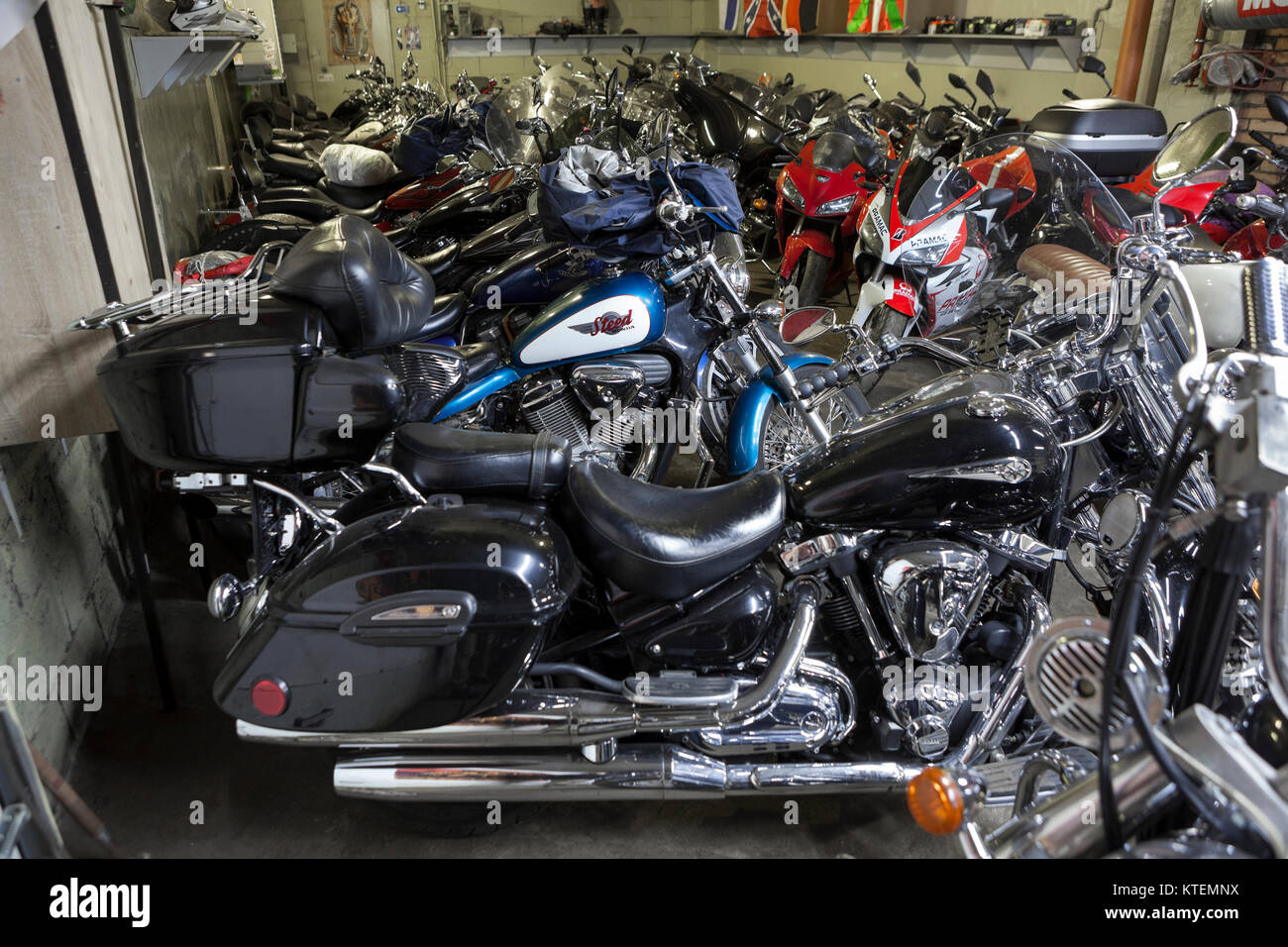 Moto classique dans un garage pour l'entretien Photo Stock - Alamy