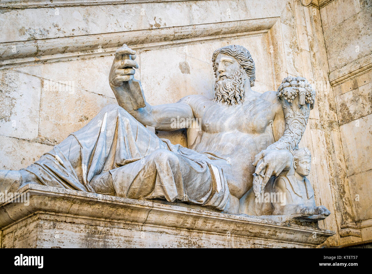 Roman statue on Capitoline Hill in Rome Stock Photo - Alamy