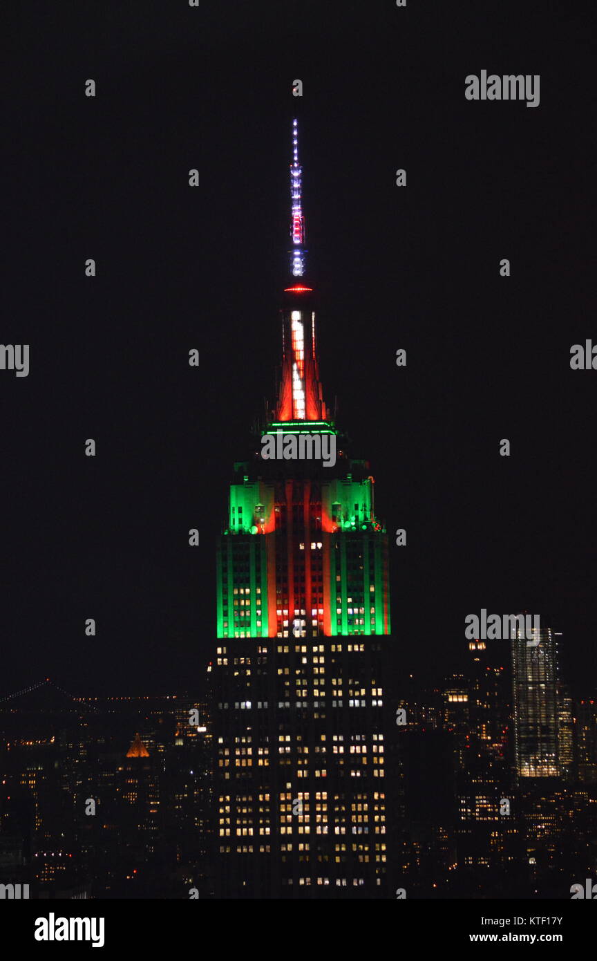 Empire state building in christmas lights hires stock photography and