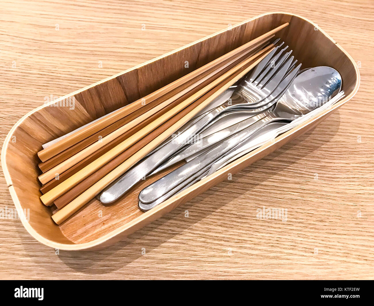 https://c8.alamy.com/comp/KTF2EW/set-of-cutlery-in-japanese-restaurant-studio-photo-KTF2EW.jpg
