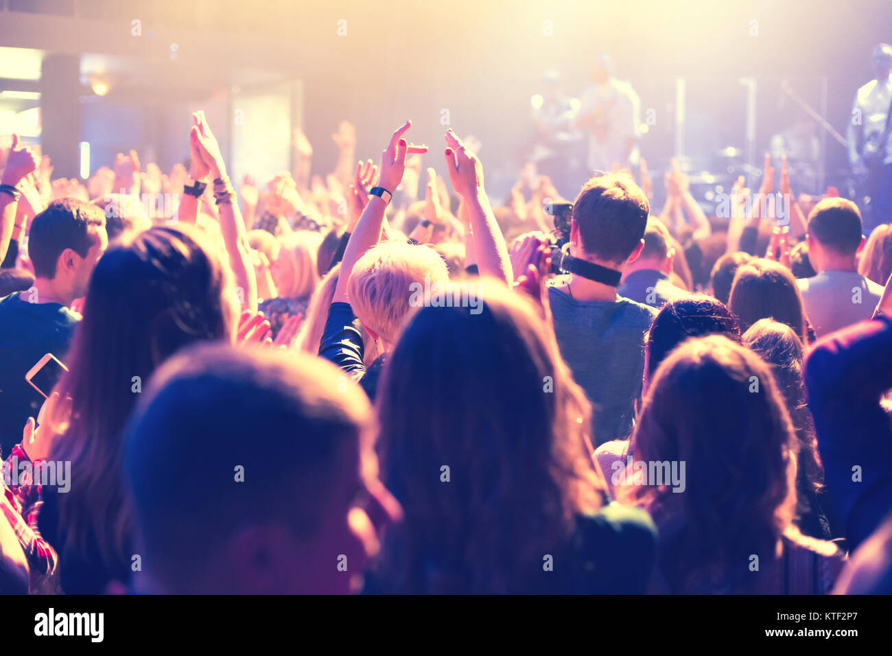 Clapping spectators theater hi-res stock photography and images - Alamy