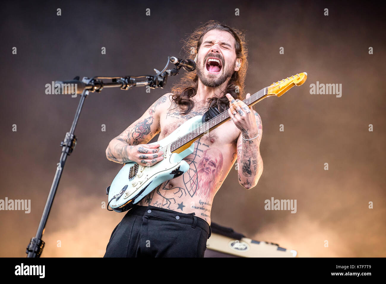 Biffy clyro lead singer simon neil performs hi-res stock photography ...