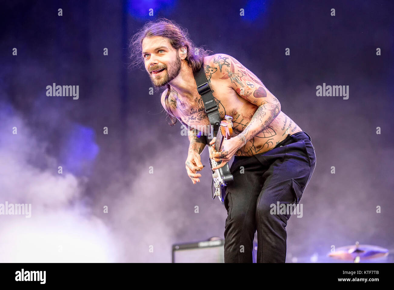 Biffy clyro lead singer simon neil performs hi-res stock photography ...