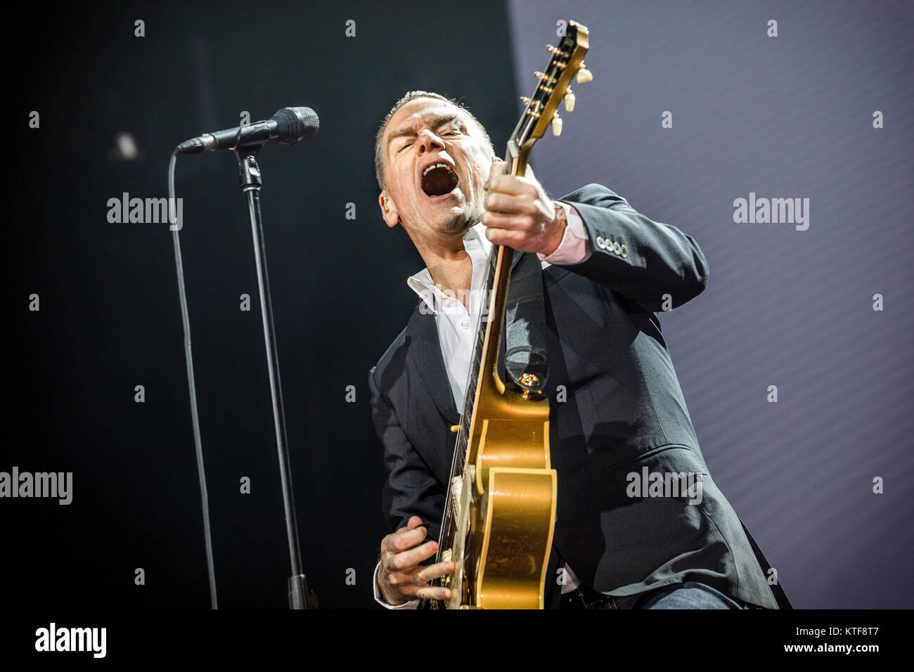 Bryan adams singer hi-res stock photography and images - Alamy