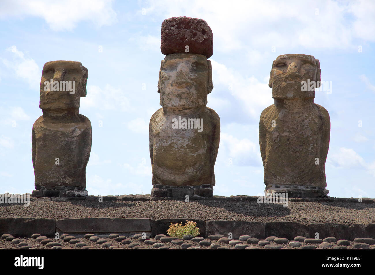 the stone heads of ahu tongariki easter island Stock Photo Alamy