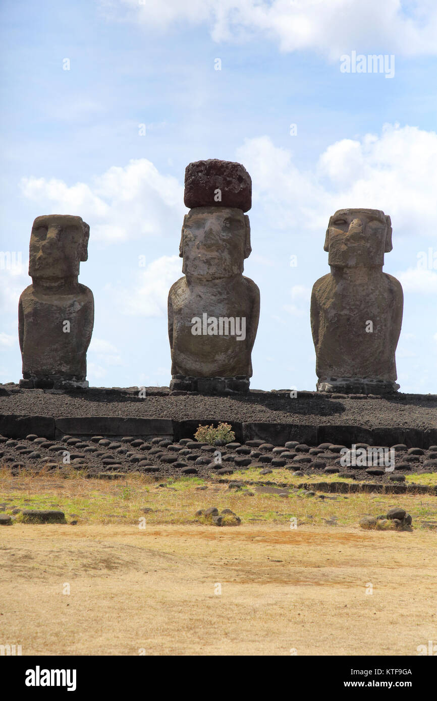 the stone heads of ahu tongariki easter island Stock Photo Alamy
