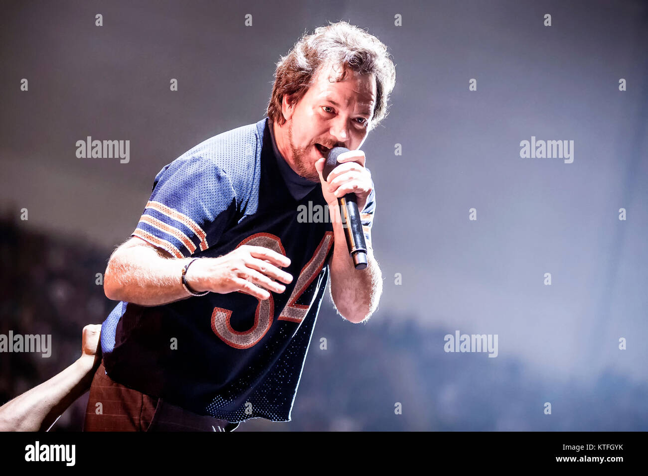 Eddie vedder hi-res stock photography and images - Alamy