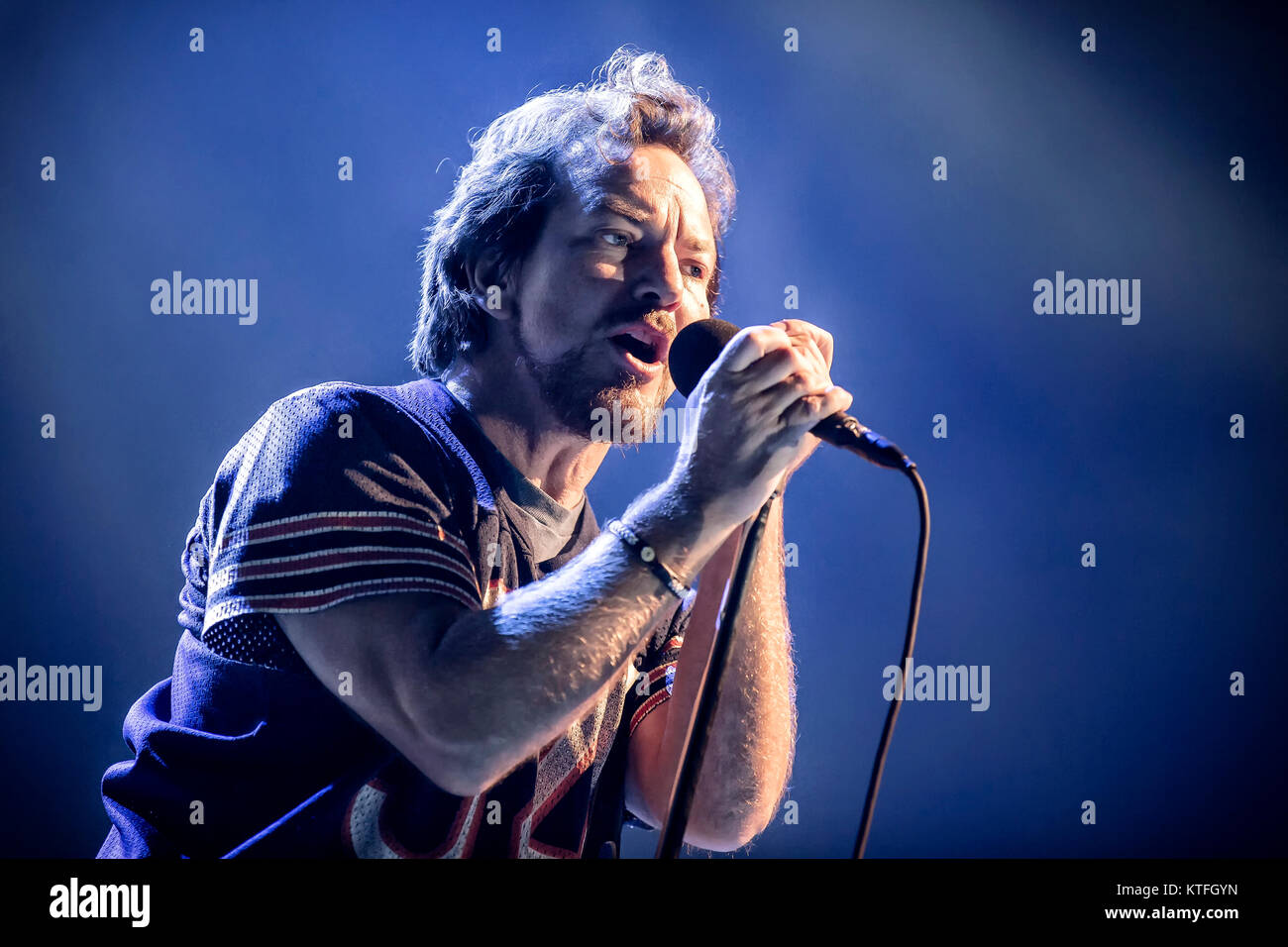 Eddie vedder hi-res stock photography and images - Alamy