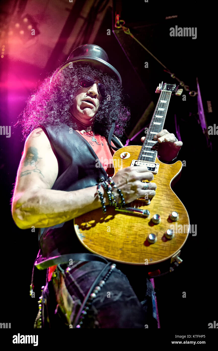 Slash Amazing Guitar Solo Live from Auckland, New Zealand 
