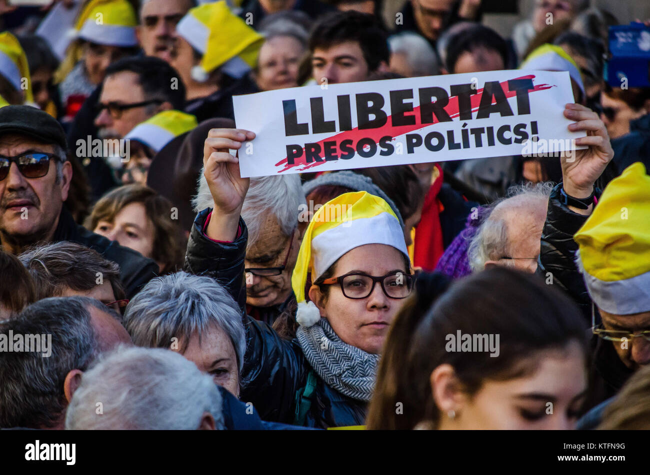 Barcelona, Catalonia, Spain. 24th Dec, 2017. A woman among the crowd ...