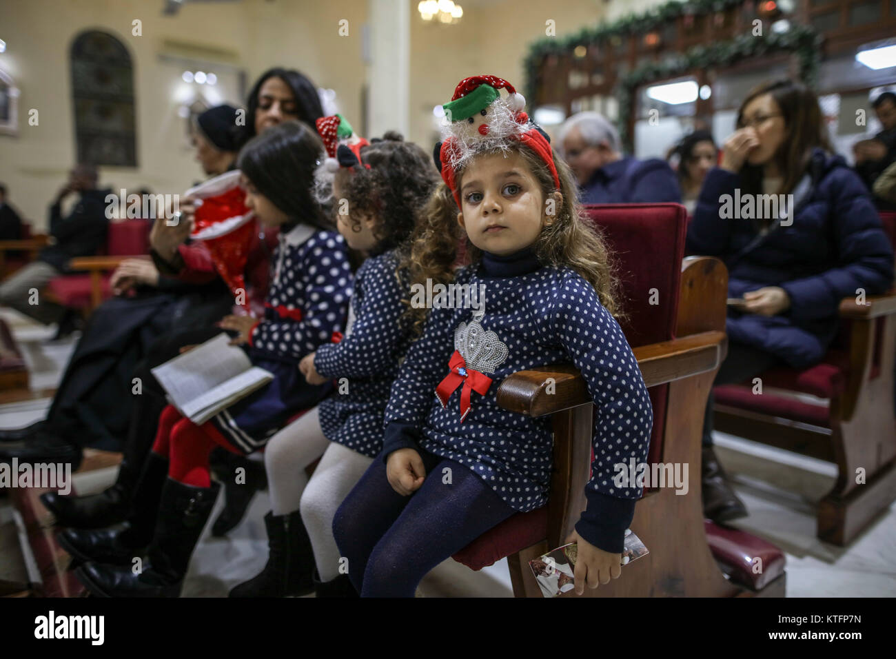 Gaza, Palestine. 24th Dec, 2017. dpatop - Palestinian Christians attend