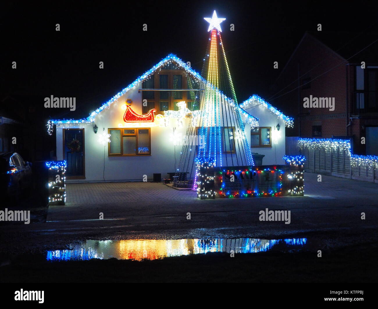 Warden Bay, Kent, UK. 24th Dec, 2017. A house in Warden Bay puts on a