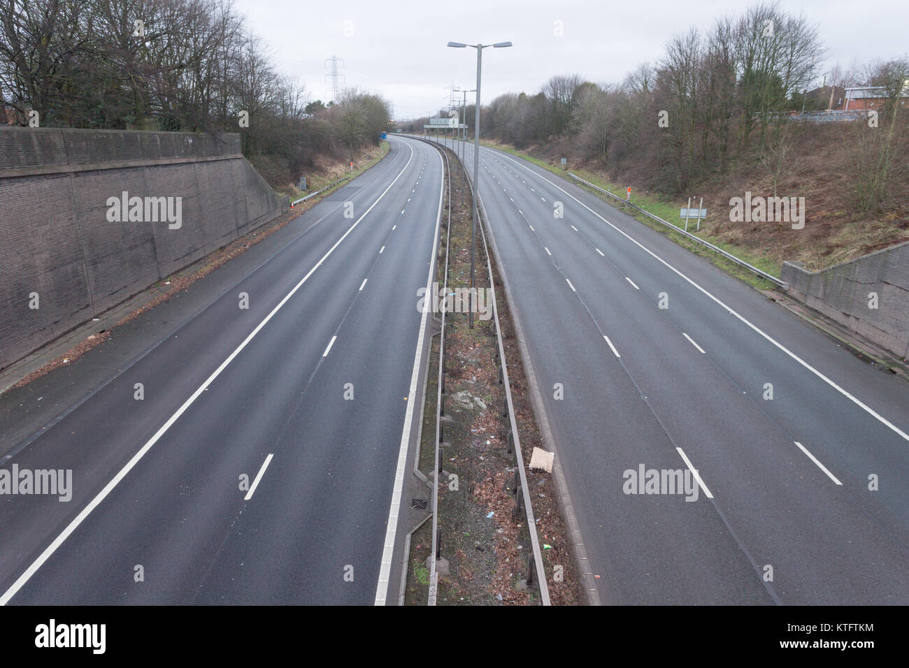 Quinton, West Midlands, UK. 25th December, 2017. The normally extremely busy stretch of M5 motorway that goes through Birmingham is empty of traffic at 8.00am on Christmas Day morning. Stock Photo