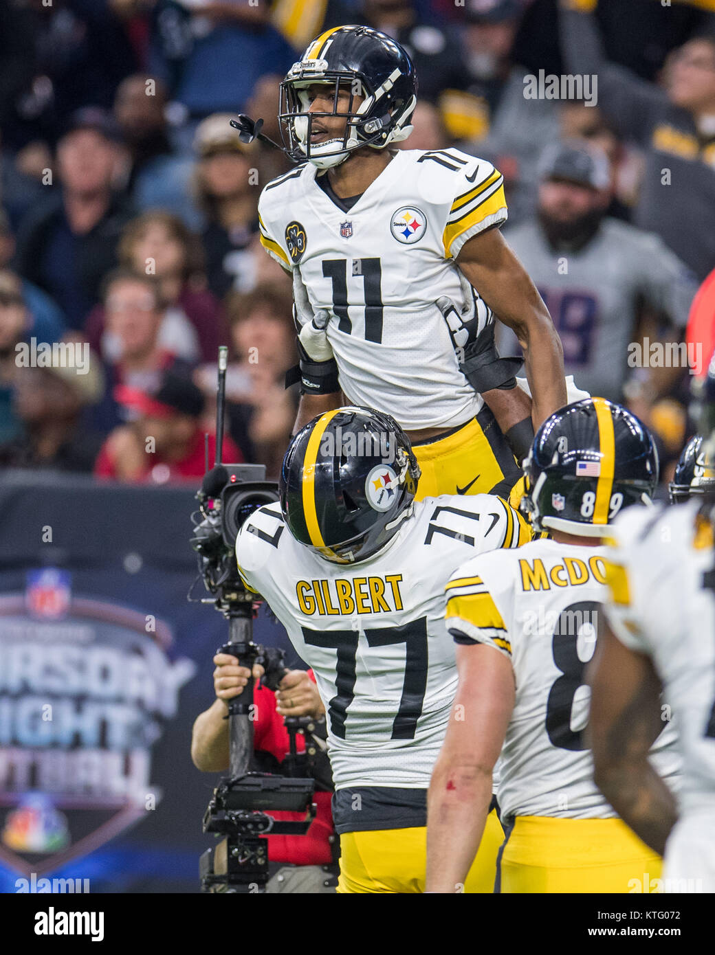 Houston, TX, USA. 25th Dec, 2017. Pittsburgh Steelers wide receiver Justin Hunter (11) celebrates his touchdown reception with Pittsburgh Steelers offensive tackle Marcus Gilbert (77) during the 1st quarter of an NFL football game between the Houston Texans and the Pittsburgh Steelers at NRG Stadium in Houston, TX. Trask Smith/CSM/Alamy Live News Stock Photo