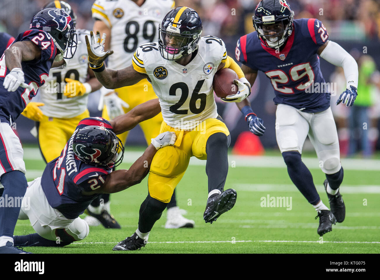 Houston, TX, USA. 25th Dec, 2017. Pittsburgh Steelers running back Le'Veon Bell (26) carries the ball during the 1st quarter of an NFL football game between the Houston Texans and the Pittsburgh Steelers at NRG Stadium in Houston, TX. Trask Smith/CSM/Alamy Live News Stock Photo