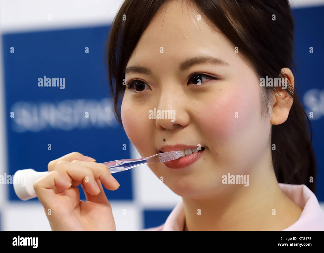 Tokyo, Japan. 25th Dec, 2017. A dental hygienist demonstrates Japanese oral care company Sunstar