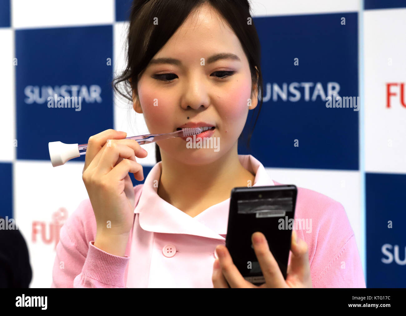 Tokyo, Japan. 25th Dec, 2017. A dental hygienist demonstrates Japanese oral care company Sunstar's smart toothbrush 'GUM PLAY' as the company and Japanese computer giant Fujitsu announced the new service for dentist using the smart toothbrush and cloud computing technology at Fujitsu's headquarters in Tokyo on Monday, December 25, 2017. The GUM Play toothbrush has sensors and which enables to check mouth condition and to advise effective brushing ways with a smart phone. Credit: Yoshio Tsunoda/AFLO/Alamy Live News Stock Photo