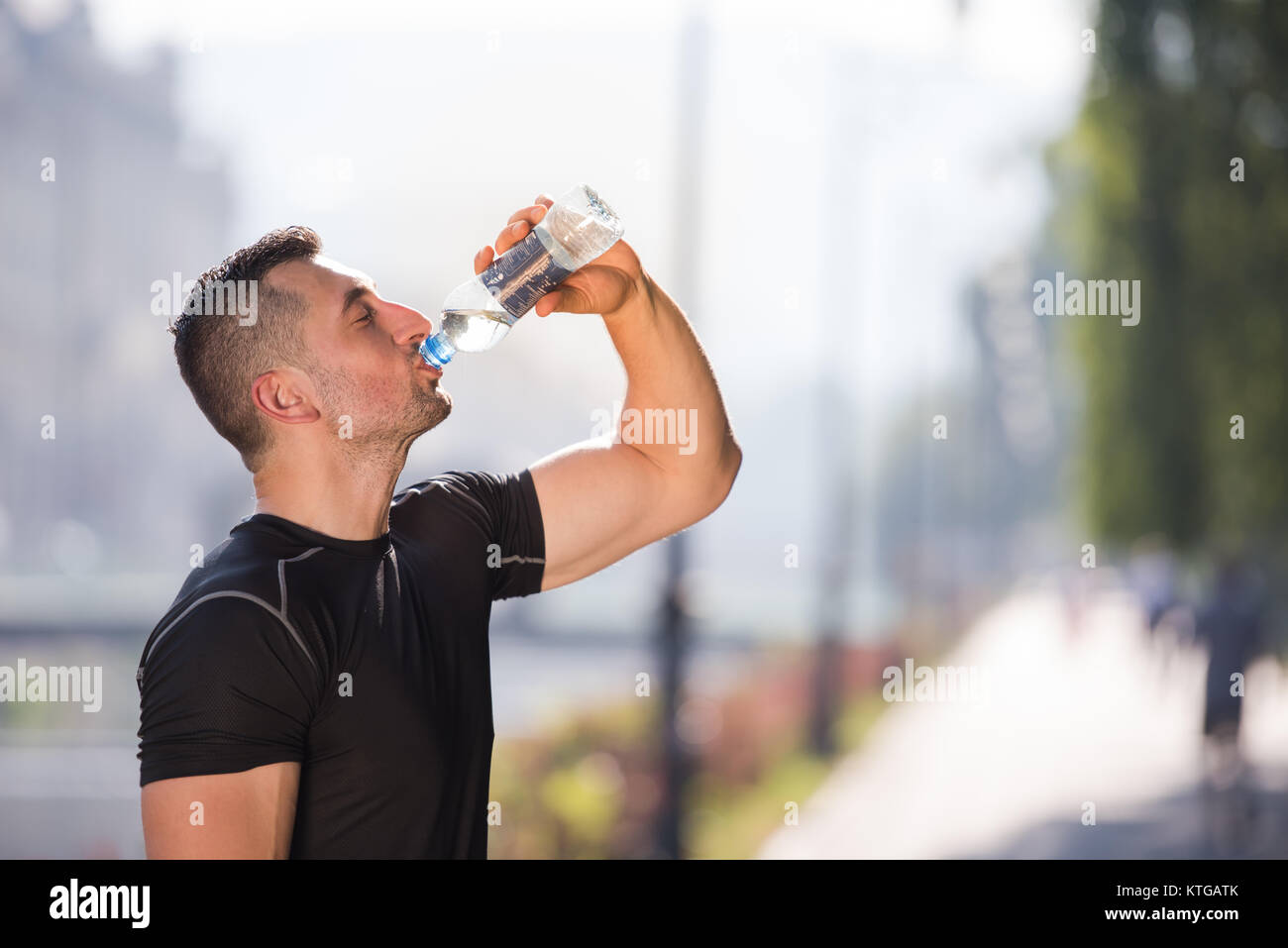 девушка пьет воду. энергетические напитки безалкогольные. запивать водой. Energy drink packaging. Drink after drink.