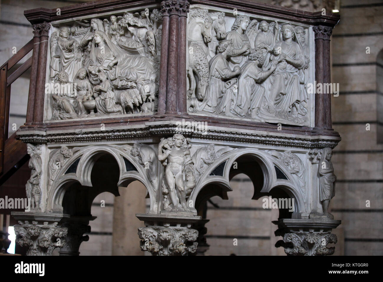 Pulpit by Nicola Pisano in the baptistery of Pisa Stock Photo