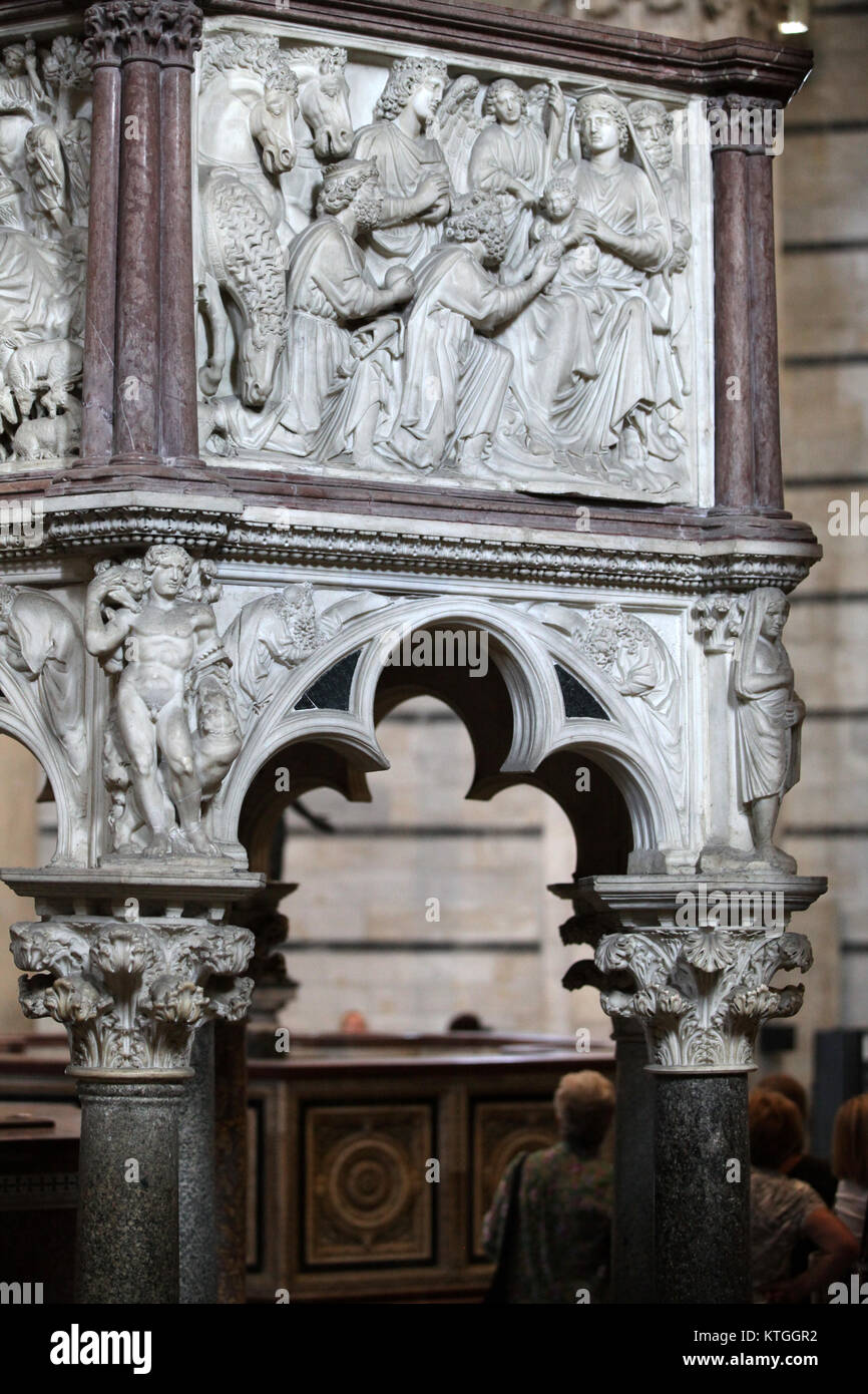Pulpit by Nicola Pisano in the baptistery of Pisa Stock Photo