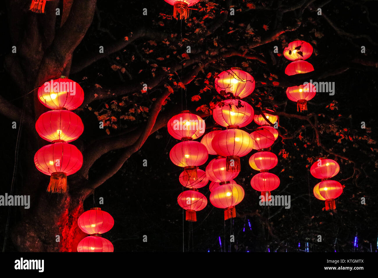 Paper red chinese lantern hires stock photography and images Alamy