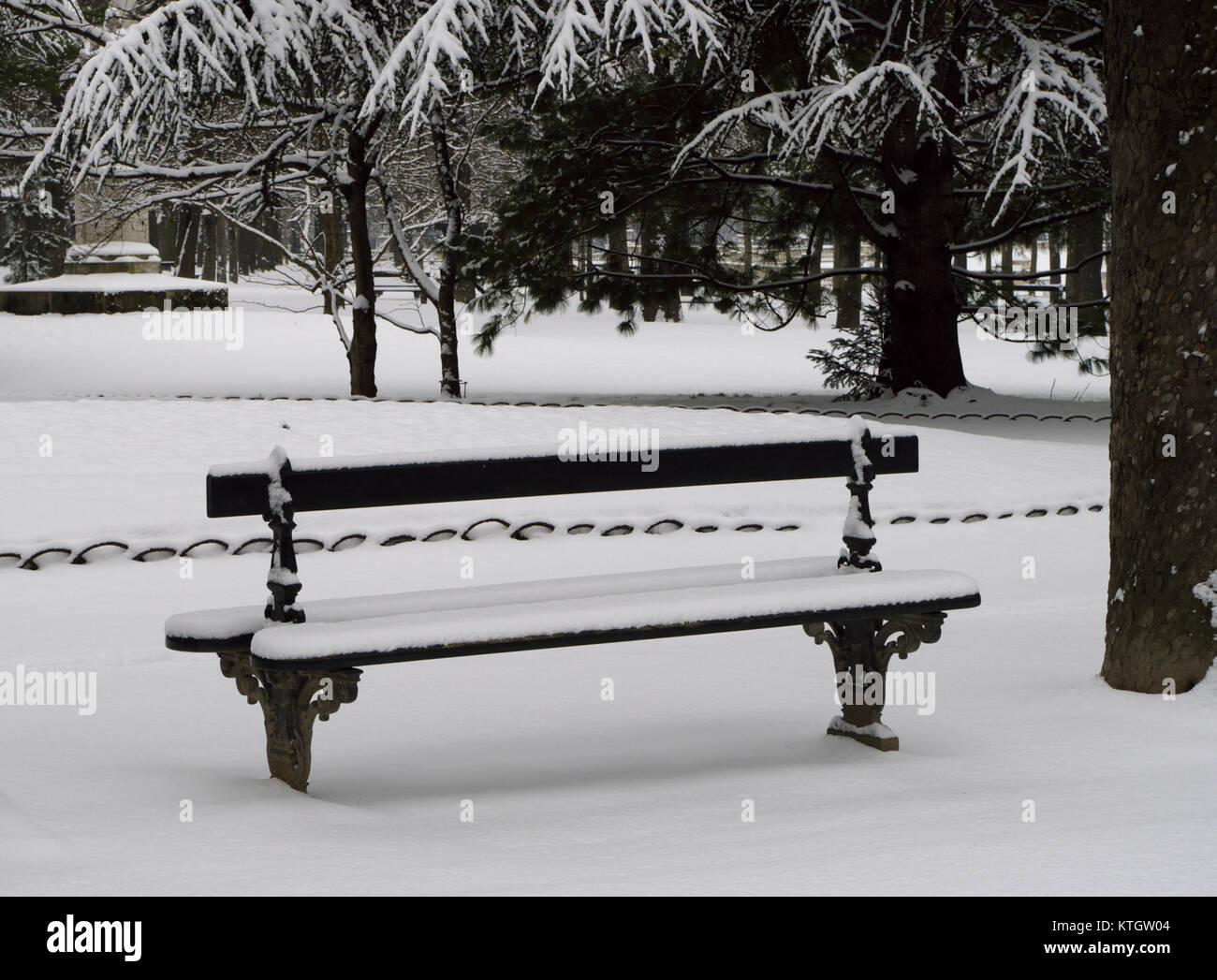 Banc Sous La Neige Au Jardin Du Luxembourg Stock Photo Alamy