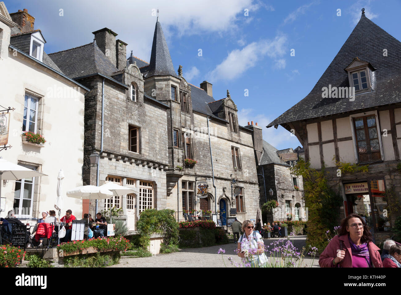 The square of the well, in Rochefort en Terre (Brittany - France). Ranked as the 2016 France's most beautiful village. Stock Photo
