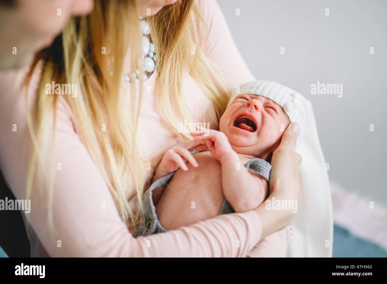 Кричит после кормления. Ребенок отказывается от груди. Отлучение от груди фото. Мама отлучила ребёнка от груди и он плачет. Младенец кричит после кормления.