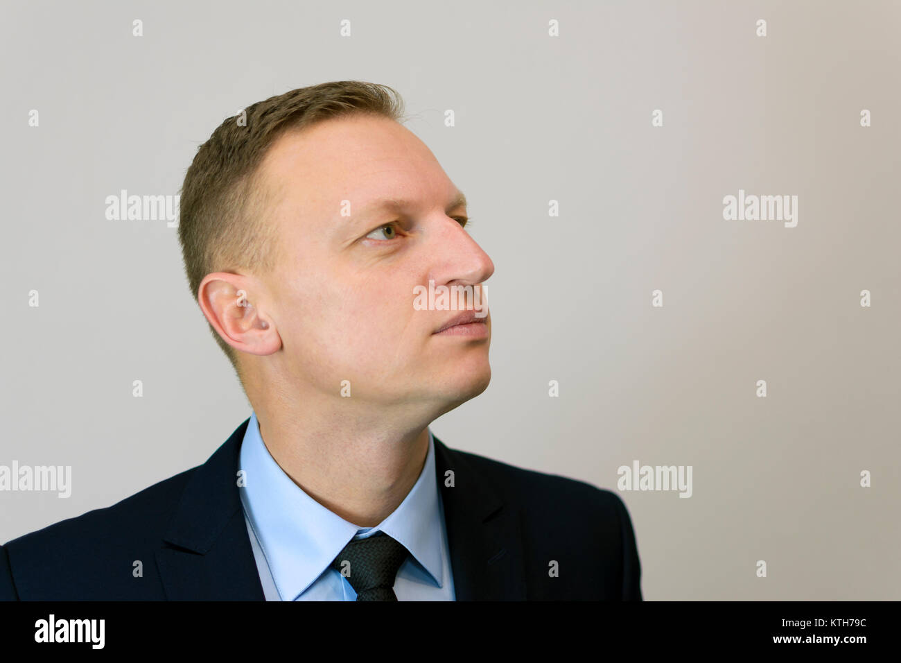 Man looking left hi-res stock photography and images - Alamy