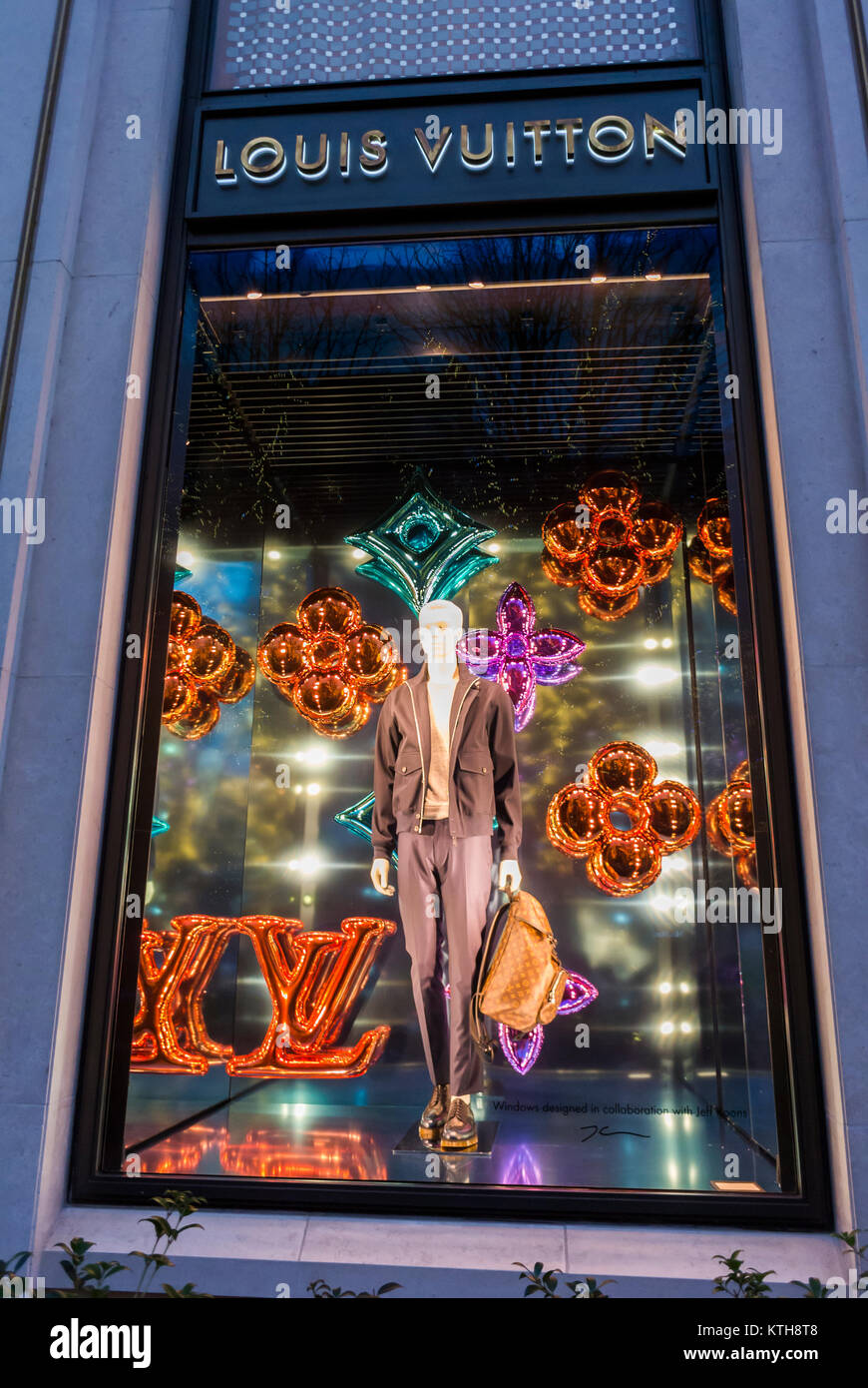 ♡The Fabulous Louis Vuitton Window Display♡  Window display, Holiday window  display, Display