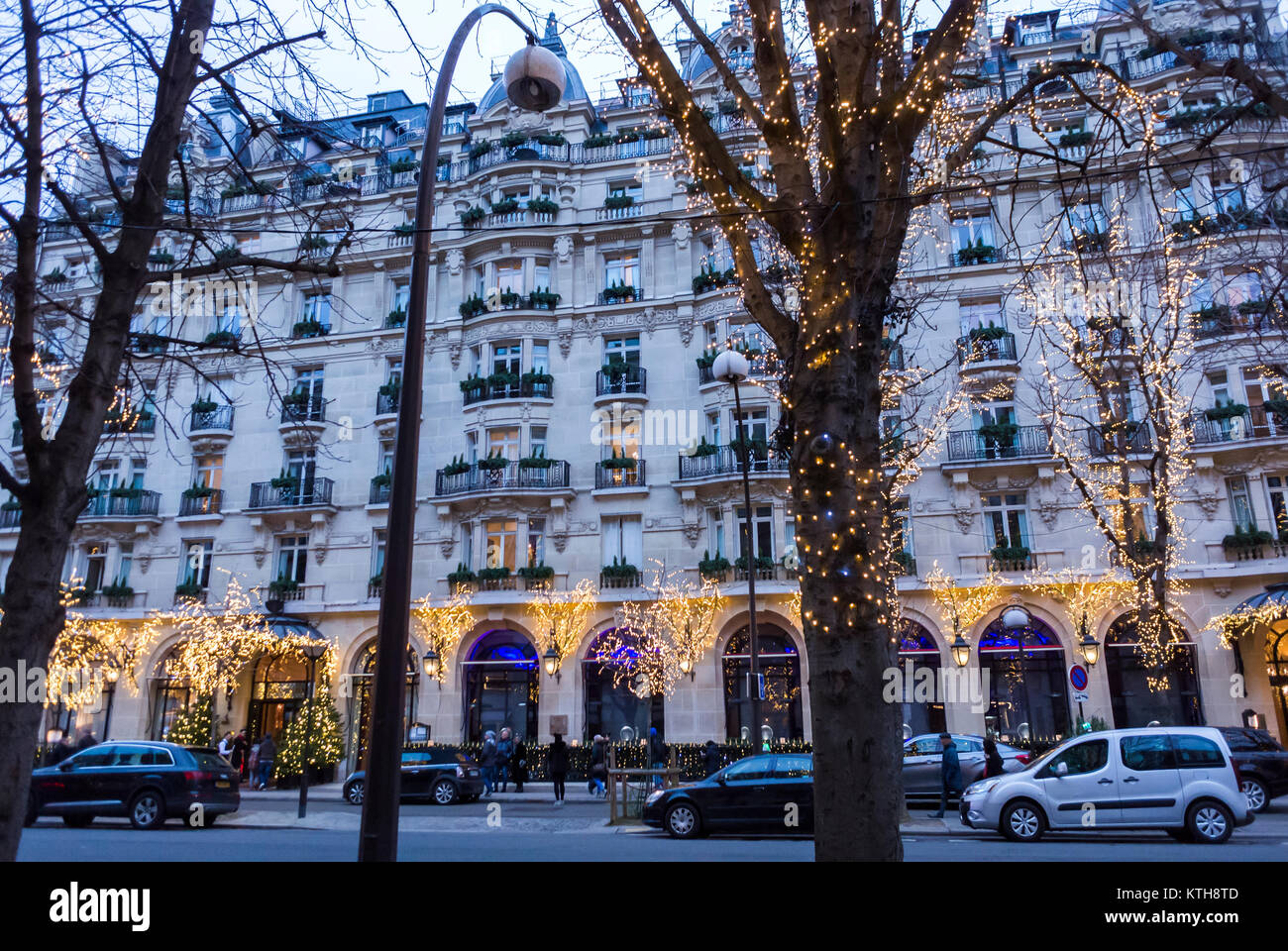 Paris, France, Avenue Montaigne, Luxury Hotel Plaza, Christmas Decorations  Stock Photo - Alamy