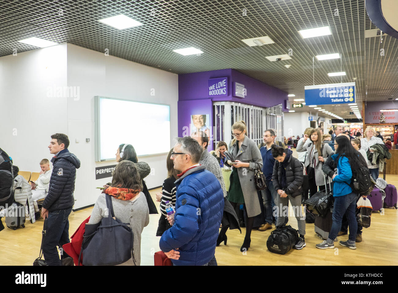 Passengers,passenger,exhausted,tired,Board,boarding,luggage,hand,hand