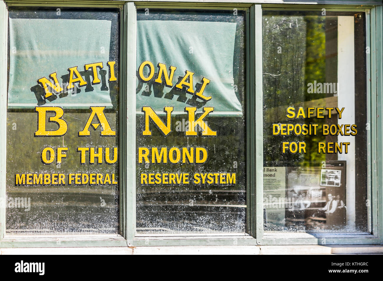Bank Sign Closed Stock Photos Bank Sign Closed Stock Images Alamy