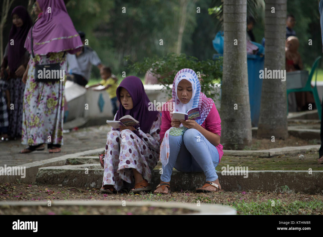 Aceh Besar, Indonesia. 26th Dec, 2017. Acehnese people praying in the mass grave of Siron, Aceh Besar Regency, Aceh Province, Indonesia. In the cemetery, there were more than 40.000 bodies of tsunami victims. Credit: Abdul Hadi Firsawan/Pacific Press/Alamy Live News Stock Photo