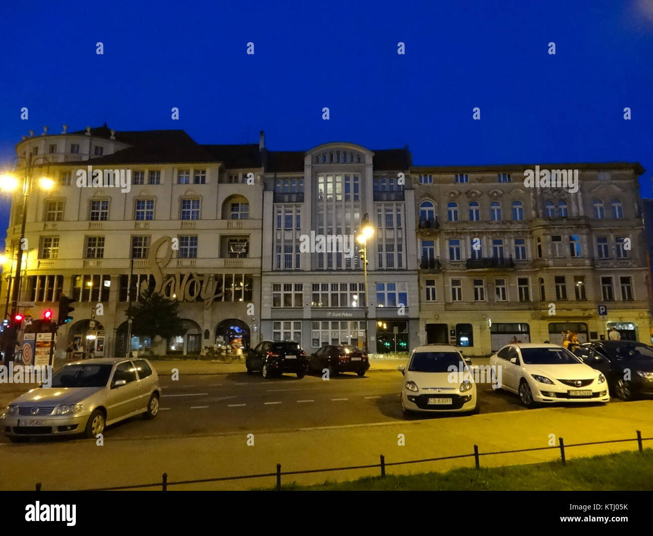 Bustling city square captures hi-res stock photography and images - Alamy