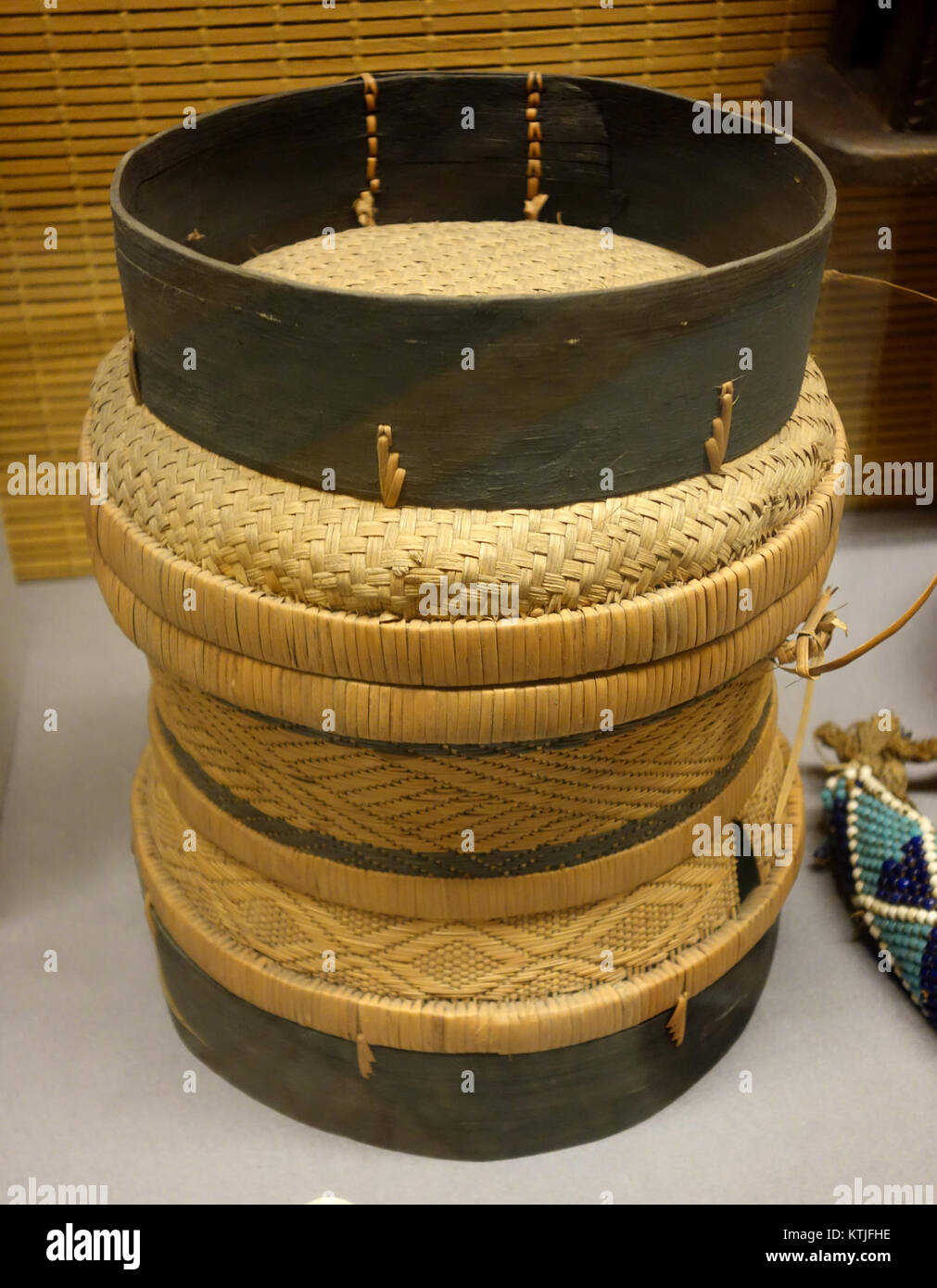 Basket for carrying foodstuff (kinda kia zumbi)   Lunda Chokwe   Royal Museum for Central Africa   DSC05830 Stock Photo
