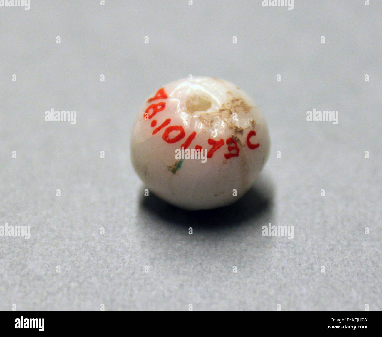 Bead MET AD 48.101.73c Stock Photo Alamy