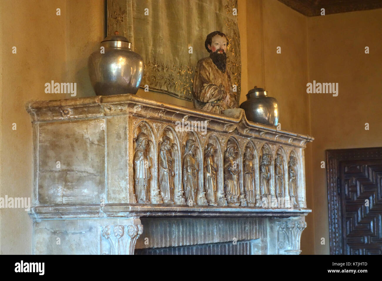 Mantel piece interior design hi-res stock photography and images - Alamy