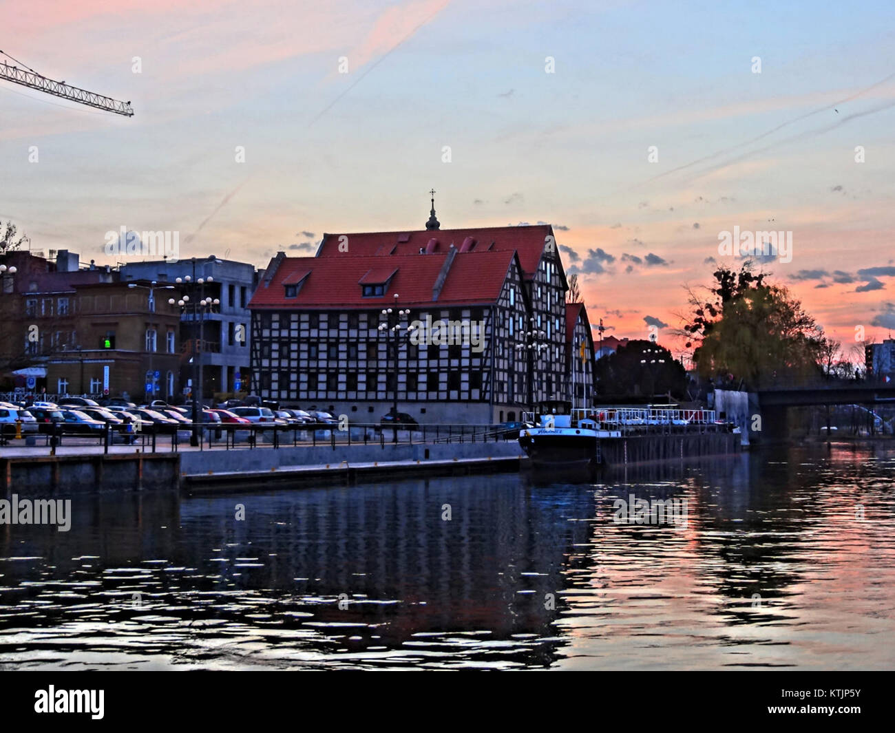 the-bdg-granaries-photographed-in-march-2014-showcase-a-traditional