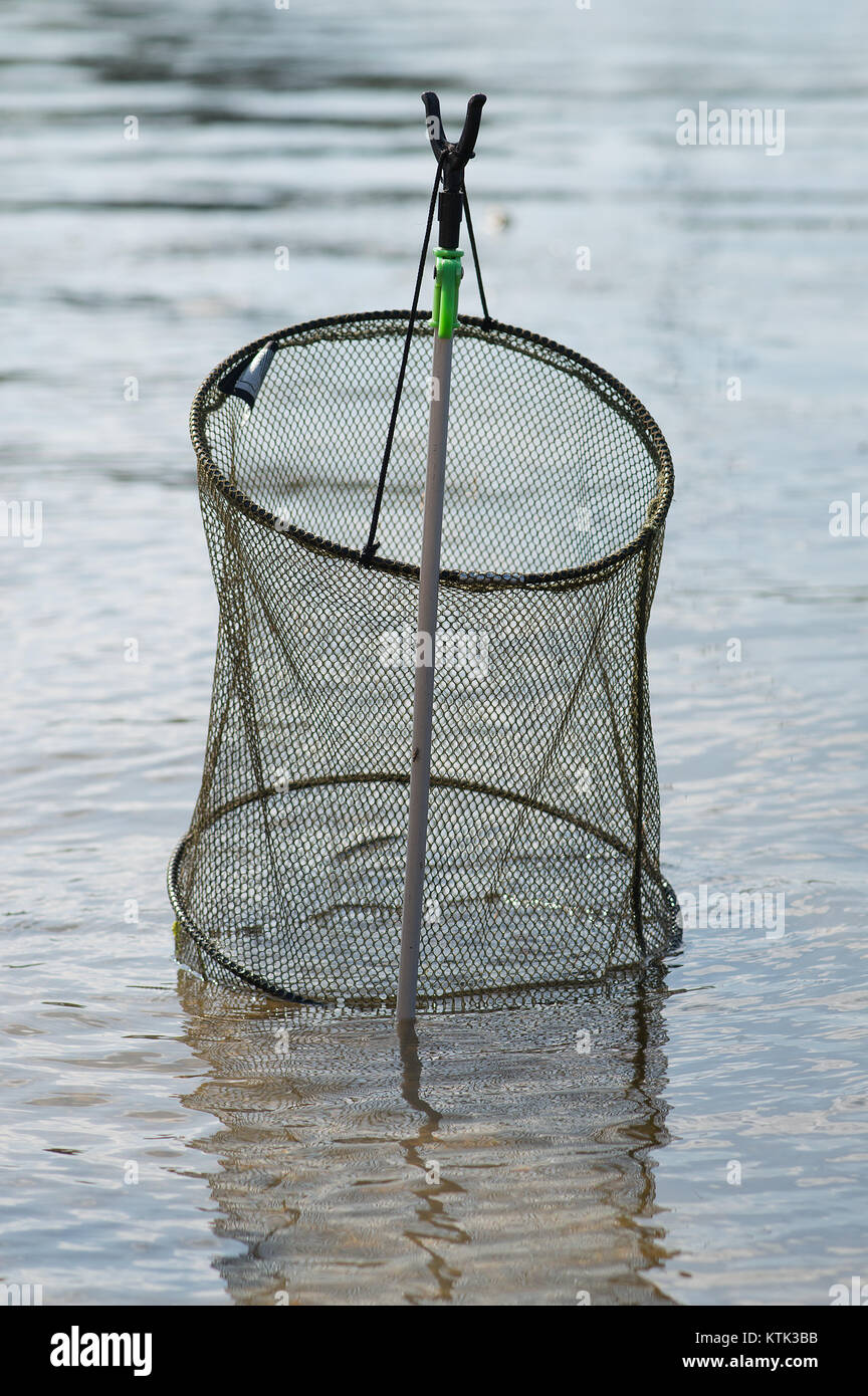 https://c8.alamy.com/comp/KTK3BB/fishing-basket-in-blue-shallow-water-KTK3BB.jpg